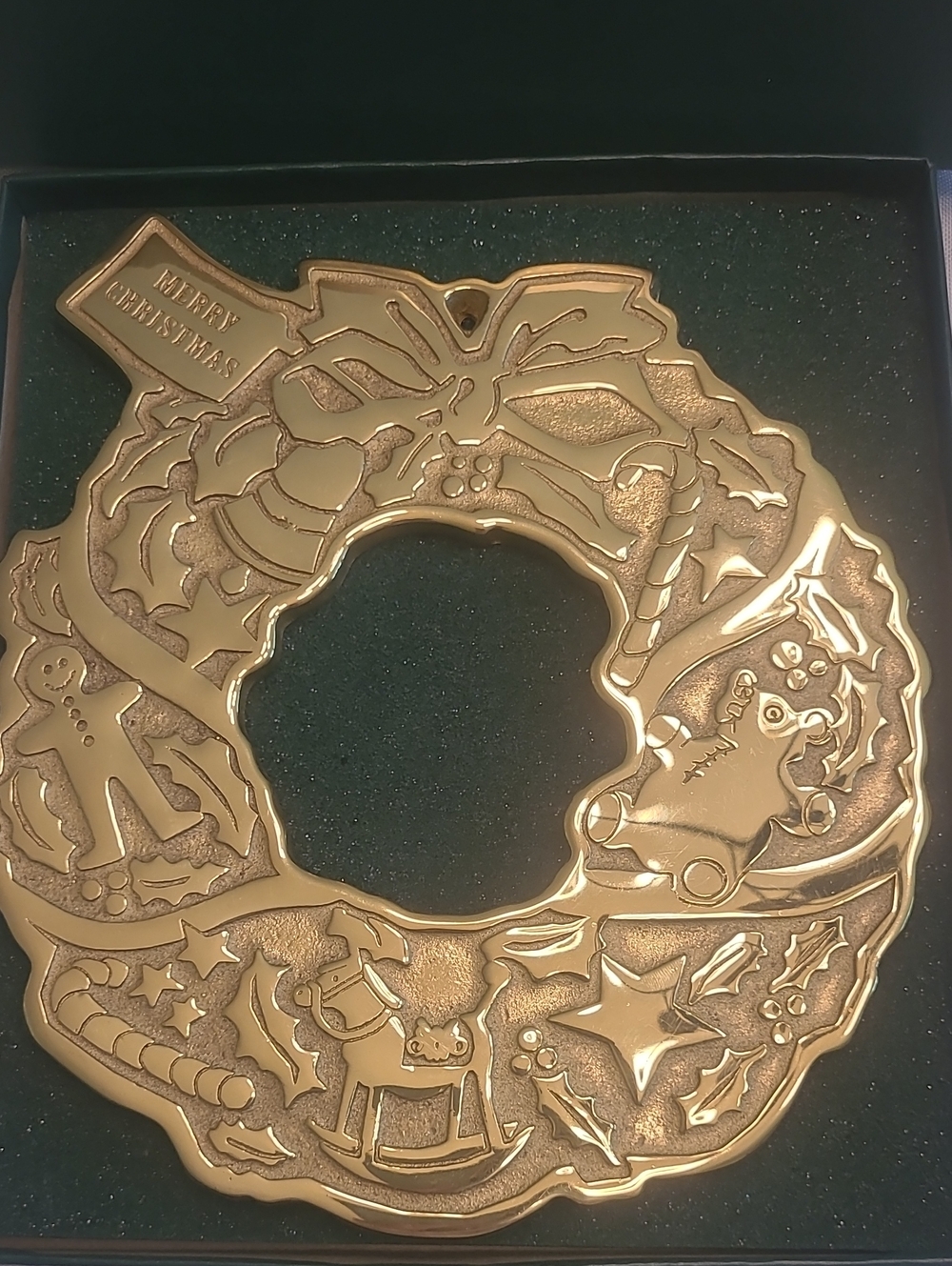 Vintage Virginia Metalcrafters Solid Brass Christmas Wreath Trivet.  NIB